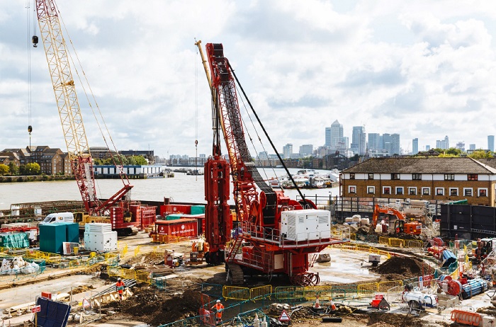 Retaining Wall Solution – Thames Tideway London – Diaphragm Walling With Hydrofraise (1) Chambers Wharf, Thames Tideway site photo with red hydrofraise rig installing diaphragm wall panels, electric hydrofraise