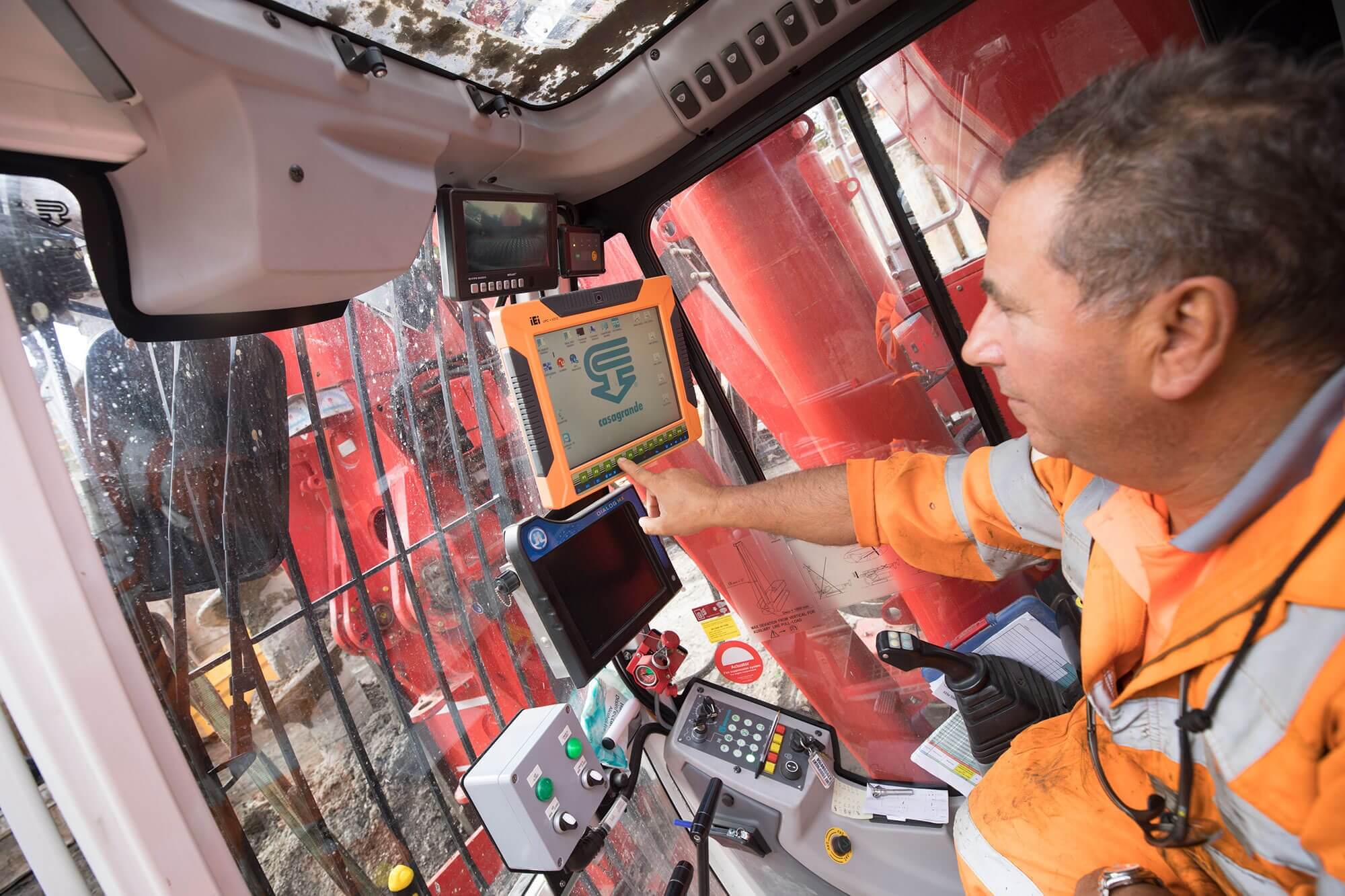 People - Rig Driver Utilising Onboard Piling Software